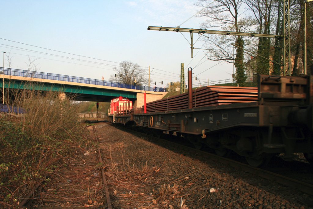 Hattingen HBF 08.04.2011 ...

Mehrmals t�glich gibt es noch G�terverkehr auf der als Museumszugstrecke bekannten mittleren Ruhrtalbahn.
Ab dem Bahnhof Hattingen endet der Bereich der DB-AG..
Interessant ist, das erst in den 1990er Jahren ein neuer Gleisanschluss auf dem Bereich der ehemaligen Henrichsh�tte angelegt wurde. Ausgerechnet von einer LKW Spedition.
Ein weiterer Anschluss ist ein grosser Schrottplatz in Hattingen Blankenstein...
Dort hat man sich auch auf das Verwerten alter G�terwagen spezialisiert.
Wer aber denkt in Blankenstein sei Schluss, der irrt. Denn es gibt keine Umfahrm�glichkeit.
Der Zug muss nach der Bediehnung weiterfahren bis nach Witten Herbede, erst dort wird umgesetzt f�r die R�ckfahrt.
Bis Januar 2001 wurde diese Leistung allein von einer DB 365 (V 60 West) geleistet.
Zugl�ngen von bis zu 40 Wagen waren und sind keine Seltenheit..
�bernommen hat dann sp�ter die Baureihe 294 (V 90) ...
Einmal konnte ich auch eine 218 beobachten.
Auch werden auf dieser Strecke Lokf�hrer privat ausgebildet...
Ab und an sogar auf einer V 200 ... 