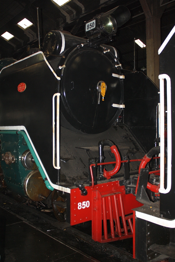 Hauptausgebessert und mit neuem Kessel wartet die 850 (2'C1'h2, Nippon Sharyo (Japan), Bauj. 1950, Fab.Nr. 1547) am 15.Nov. 2012 im Depot Thon Buri auf ihren nächsten Einsatz.