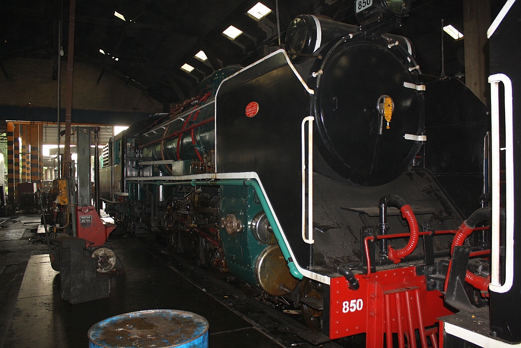 Hauptausgebessert und mit neuem Kessel wartet die 850 (2'C1'h2, Nippon Sharyo (Japan), Bauj. 1950, Fab.Nr. 1547) am 15.Nov. 2012 im Depot Thon Buri auf ihren n�chsten Einsatz.