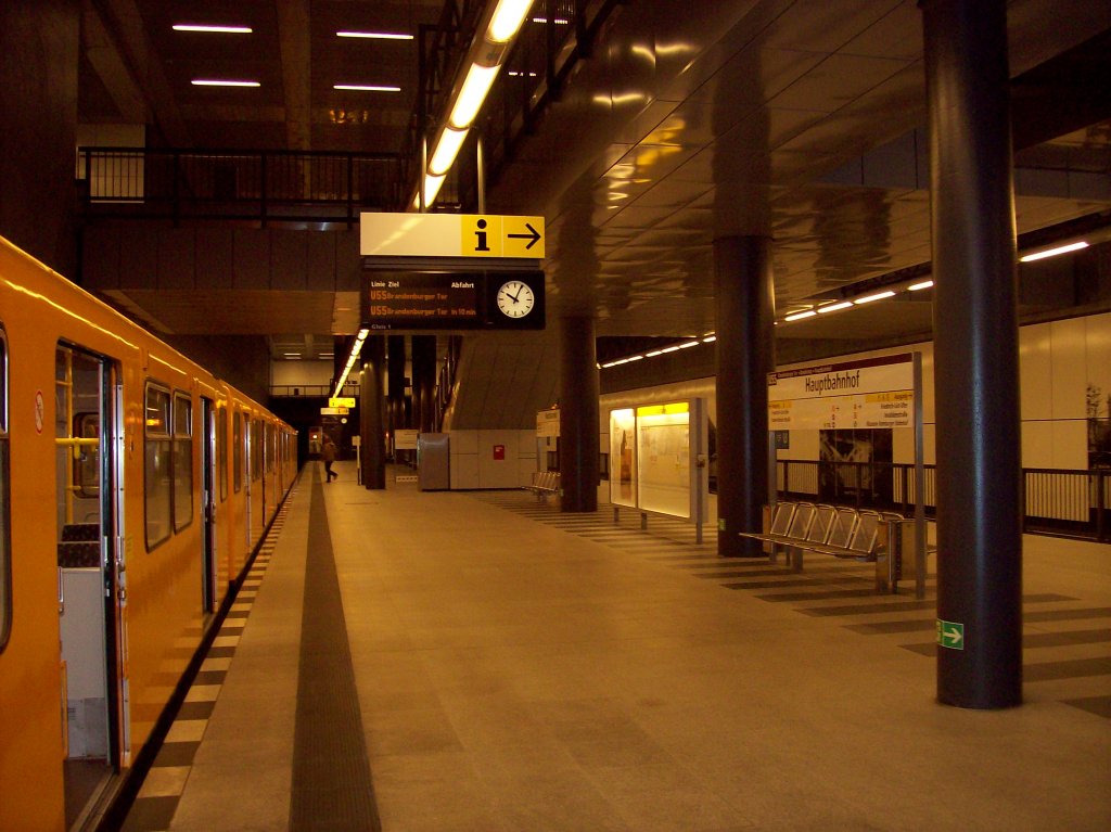 Hauptbahnhof, Endstation der U55, Bahnsteig mit Zug (26.10.2009)
