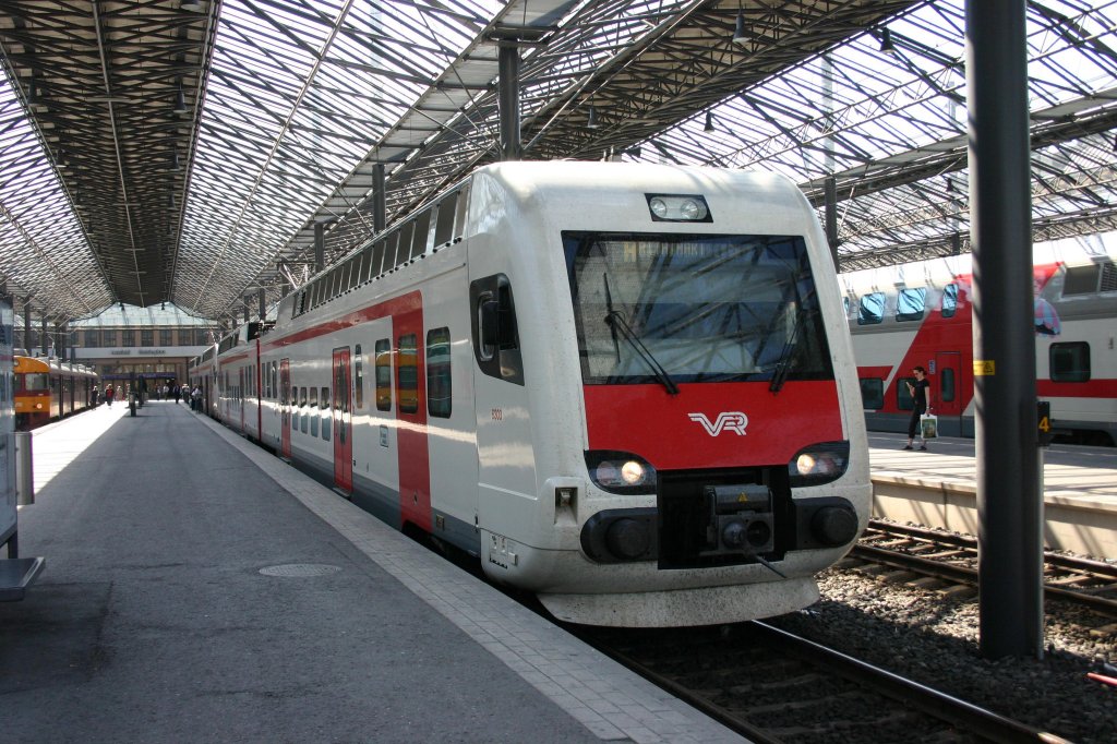 Hauptbahnhof Helsinki am 9.8.2007.
Am Bahnsteig steht abfahrbereit ein Elektrotriebzug der Reihe SM 4.