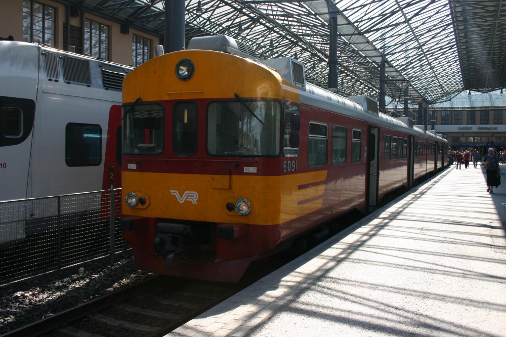 Hauptbahnhof Helsinki am 9.8.2007
Am Bahnsteig steht ein  Sm2 hier Triebeagen 609.