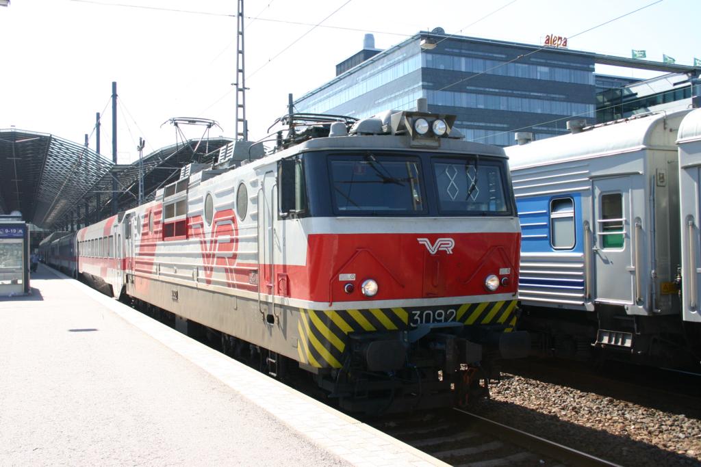Hauptbahnhof Helsinki am 9.8.2007.
Vor einem Zug steht die aus russischer Produktion stammende
Breitspur E-Lok Sr1 3092.