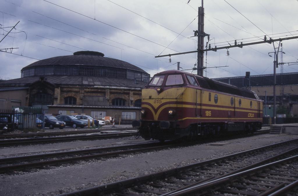Hauptbahnhof Luxembourg am 21.5.1998.
Diesellok 1815 fhrt solo Richtung Depot.
