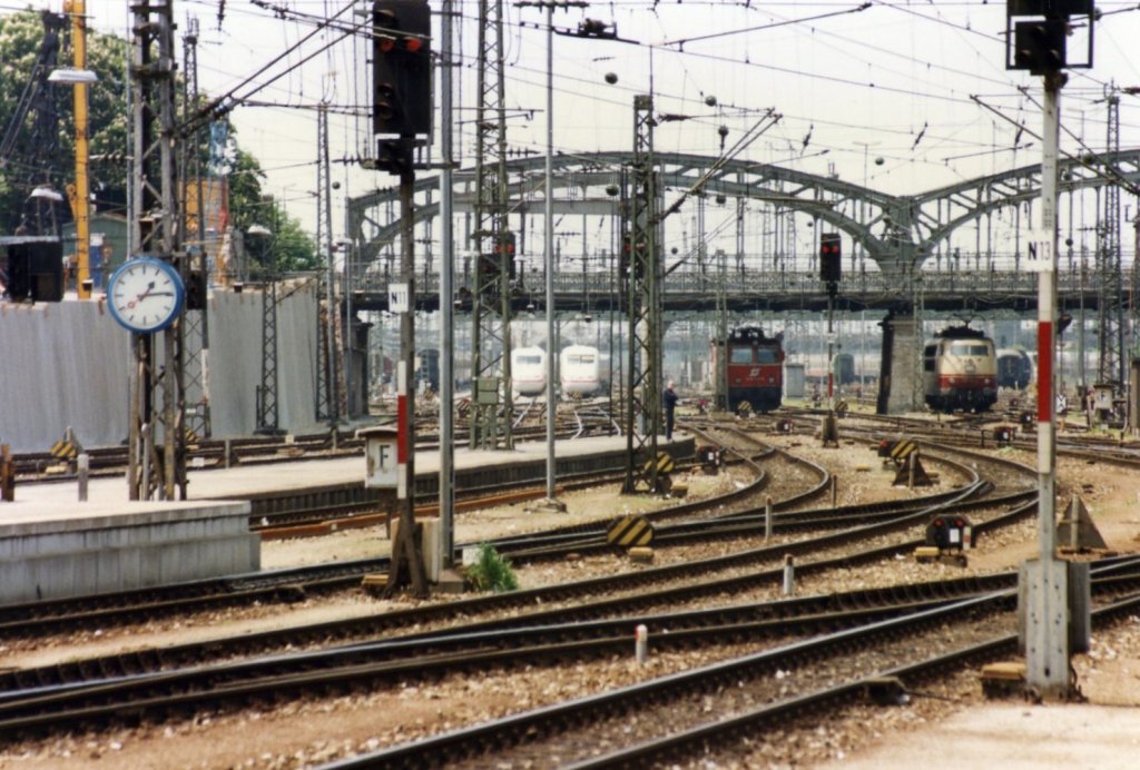 Hauptbahnhof Mnchen. Im Hintergrund die Hackerbrcke 1991