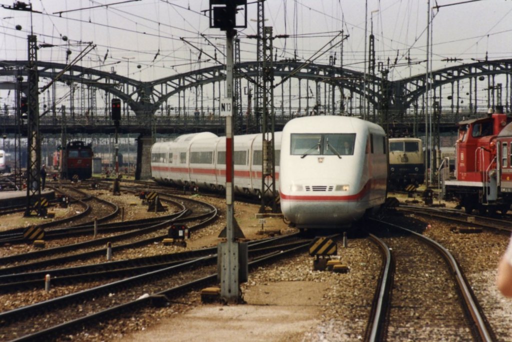 Hauptbahnhof Mnchen. Im Hintergrund die Hackerbrcke 1991
