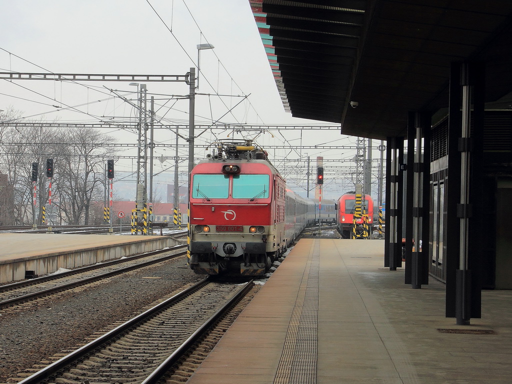 Hauptbahnhof Prag am 18. Februar 2013, Einfahrt 350 001-4  mit EC 174 nach Hamburg ber Berlin.