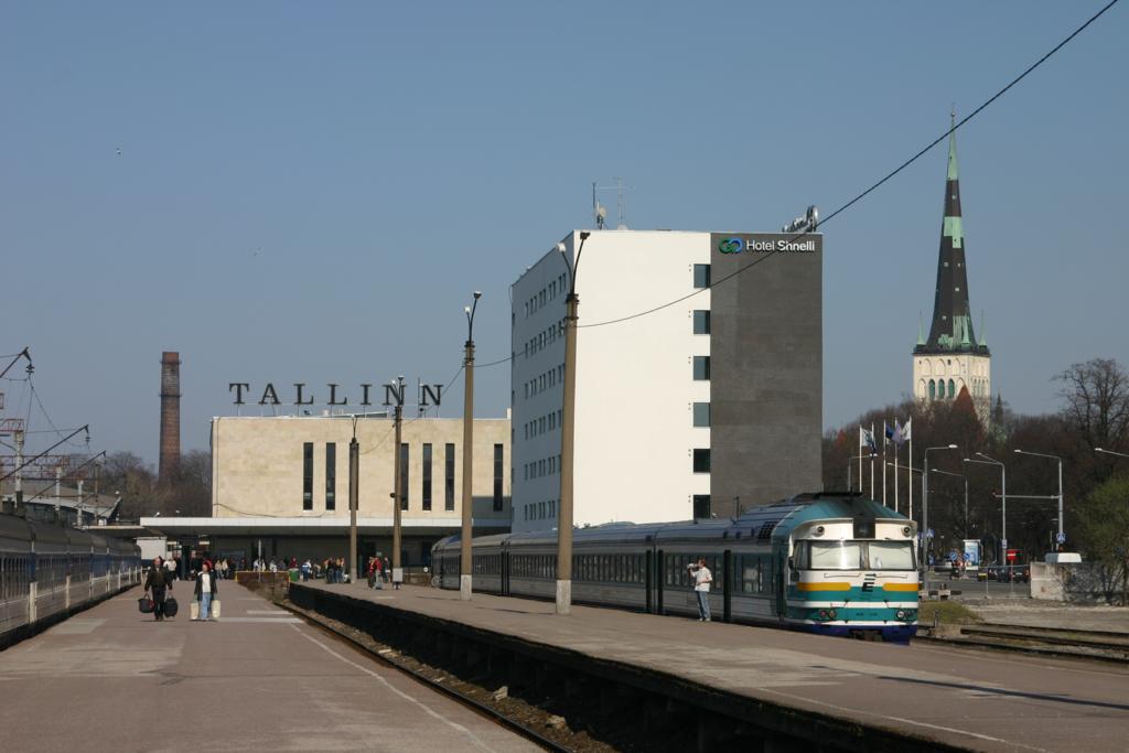 Hauptbahnhof Tallinn / Estland am 30.04.2006
Ein Triebwagen russischer Bauart steht abfahrbereit an einem der Bahnsteige.
Der Bahnhof selbst ist ein Kopfbahnhof. Die Bahnsteige sind nicht berdacht.
Von hier aus verkehren Fernzge bis nach Moskau.