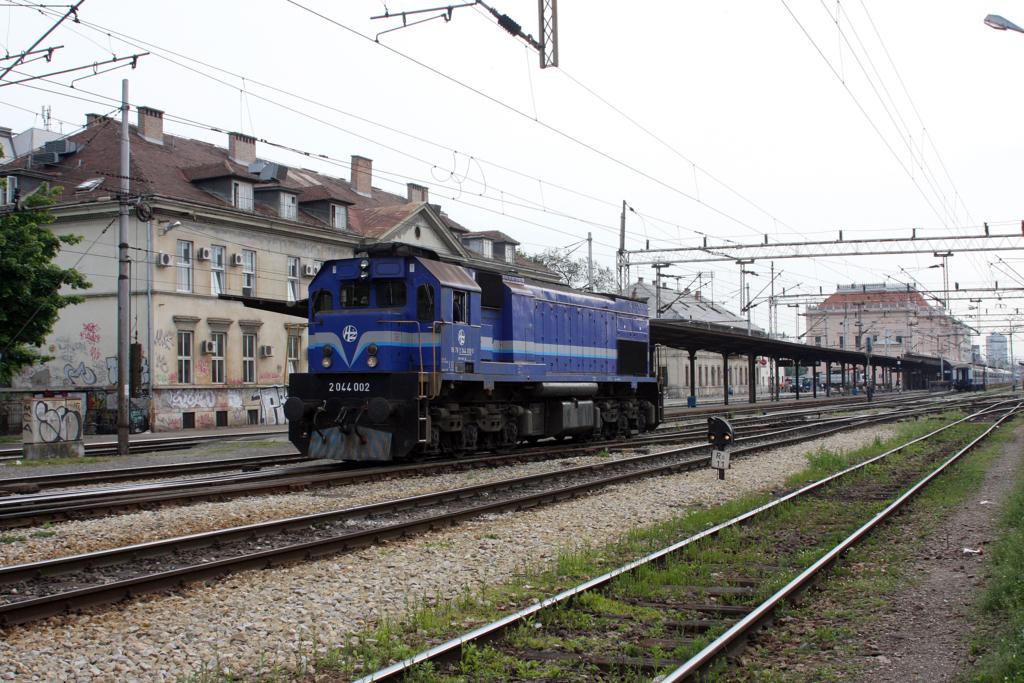 Hauptbahnhof Zagreb am 28.04.2008.
Die diesel elektrische 2044002 der HZ setzt im westlichen Bahnhofsteil um.