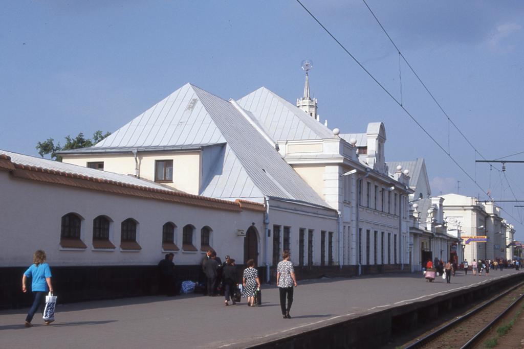 Hauptgebude des Bahnhof Brest am 11.05.2000
von der Gleisseite aus gesehen.