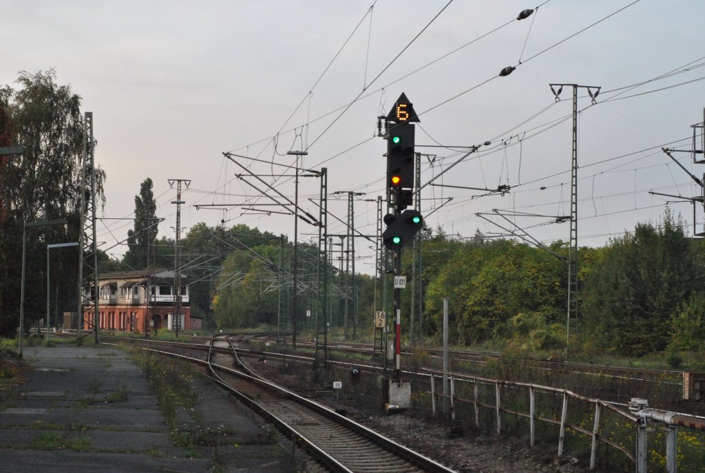 Hauptsignal mit Vorgsignal auf Geleis 11 in Lehrte, am 04.10.10.