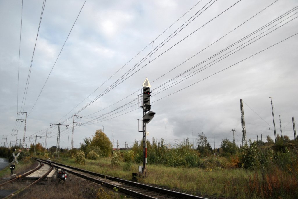 Hauptsignal mit Vorsignal, in Lehrte. Foto vom 24.10.10.