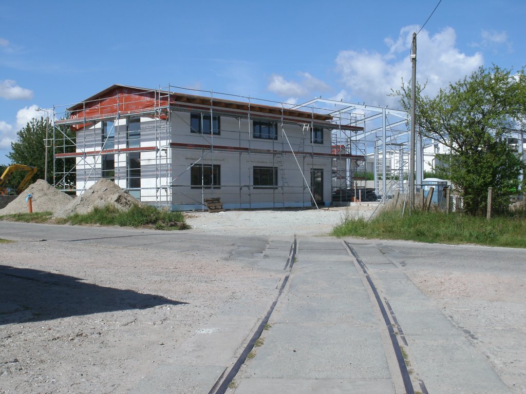 Haus mit direkten Bahnanschlu knnte man Meinen,doch dieses Haus wird direkt auf der ehmaligen Anschlubahn in Bergen/Rgen gebaut.Bauzustand am 12.August 2012.