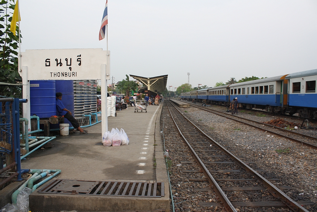 Hausbahnsteig des bangkoker Bf. Thon Buri; 13.Mrz 2011.