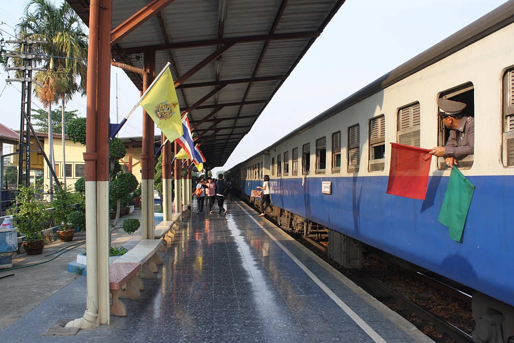 Hausbahnsteig des Bf. Bang Mun Nak, Blickrichtung Chiang Mai, am 13.Mrz 2012. 

