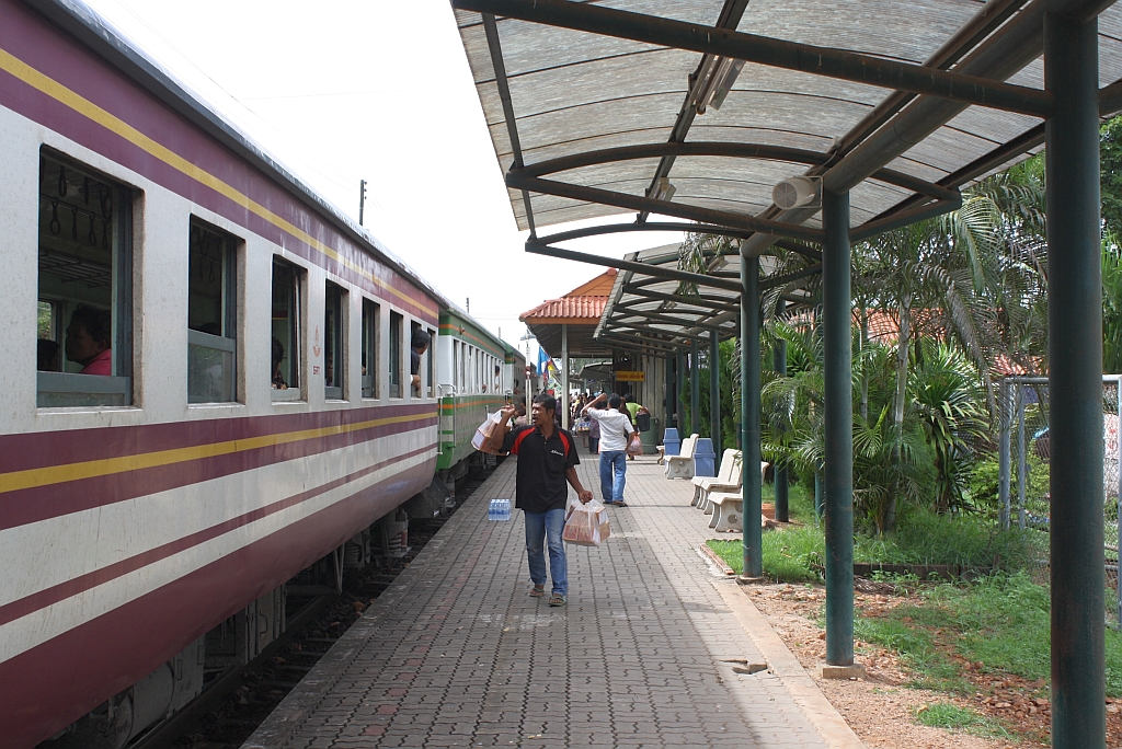 Hausbahnsteig des Bf. Chaiya, Blickrichtung Nong Pla Duk Junction, am 17.Mai 2013. 


