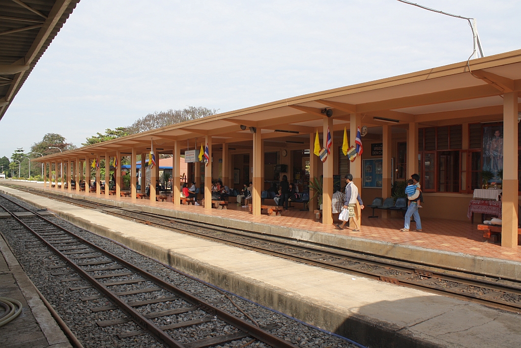Hausbahnsteig des Bf. Den Chai am 08.Jnner 2011.