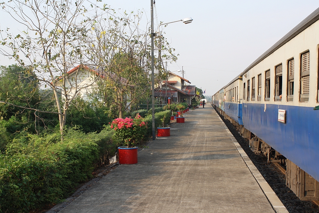 Hausbahnsteig des Bf. Ho Krai, Blickrichtung Chiang Mai, am 13.M�rz 2012. 

