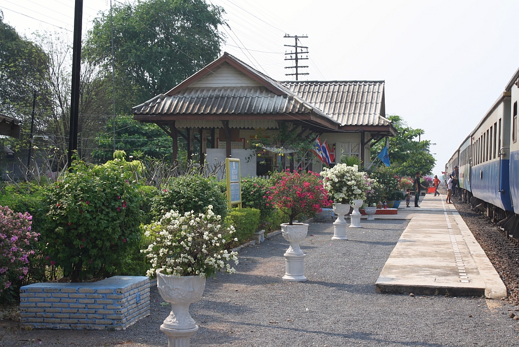 Hausbahnsteig des Bf. Hua Wai, Blickrichtung Chiang Mai, am 13.Mrz 2012. 

