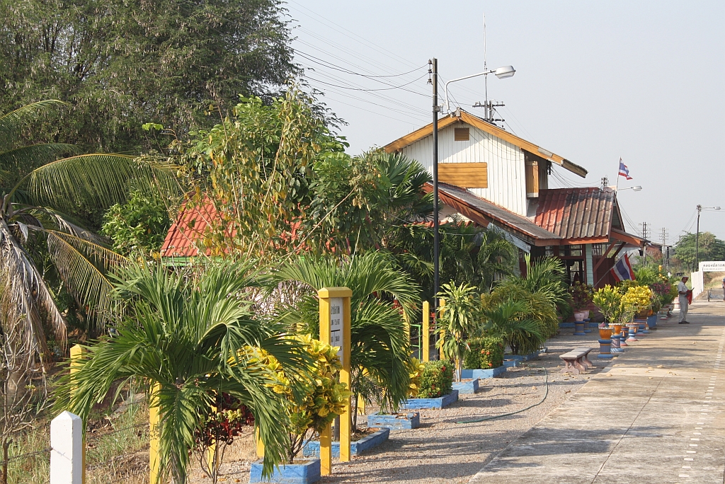 Hausbahnsteig des Bf. Khlong Pla Kot, Blickrichtung Chiang Mai, am 13.Mrz 2012. 

