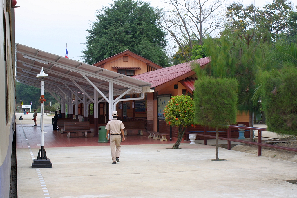 Hausbahnsteig des Bf. Mae Mo am 10.J�nner 2011, Blickrichtung Bangkok.