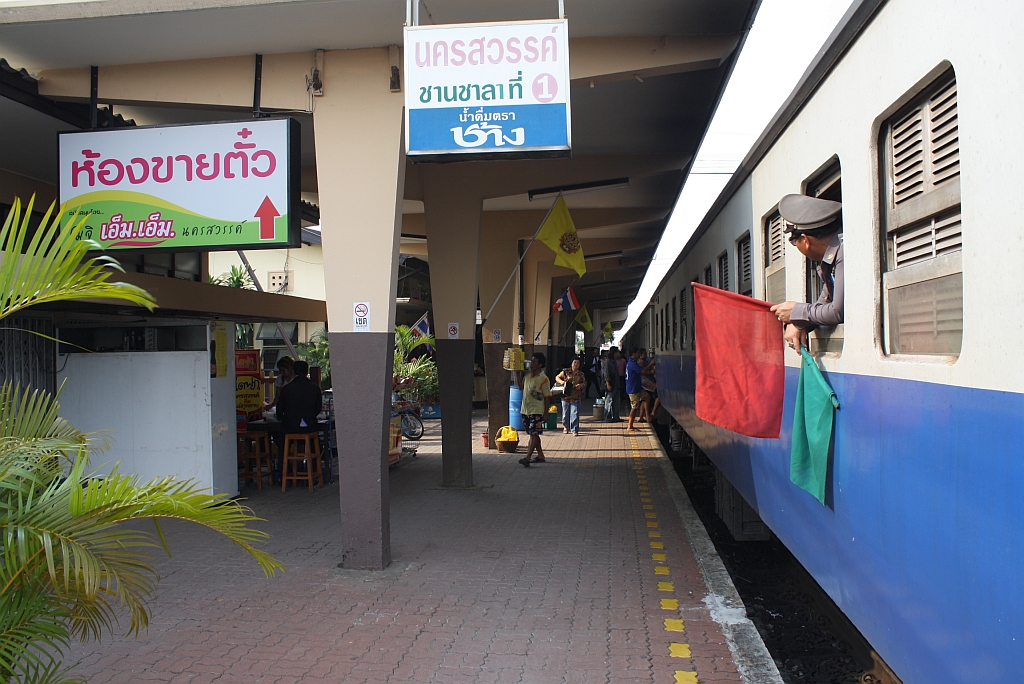 Hausbahnsteig des Bf. Nakhon Sawan, Blickrichtung Chiang Mai, am 13.M�rz 2012.

