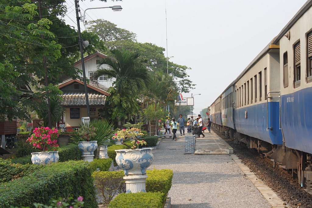 Hausbahnsteig des Bf. Noen Makok, Blickrichtung Chiang Mai, am 13.M�rz 2012.