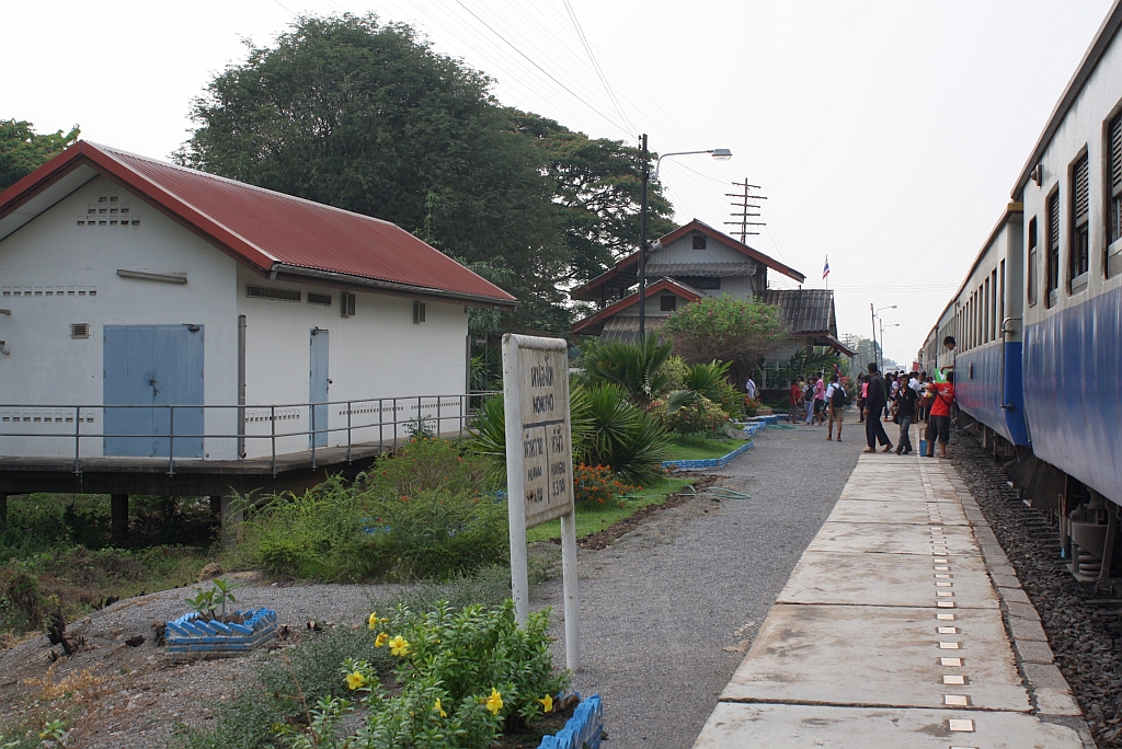 Hausbahnsteig des Bf. Nong Pho, Blickrichtung Chiang Mai, am 13.M�rz 2012. 

