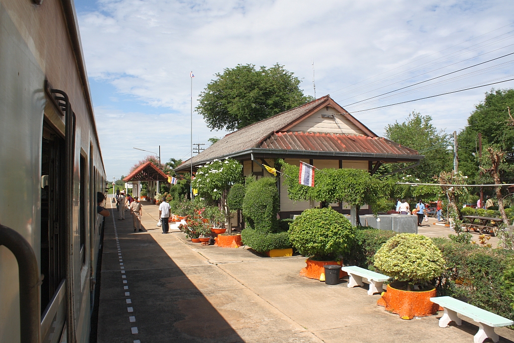 Hausbahnsteig des Bf. Phon Songkram, Blickrichtung Thanon Chira Jn., am 16.Juni 2011.