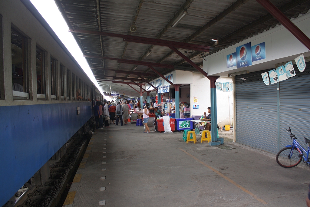 Hausbahnsteig des Bf. Saraburi, Blickrichtung Bangkok, am 11.Juni 2011. 
