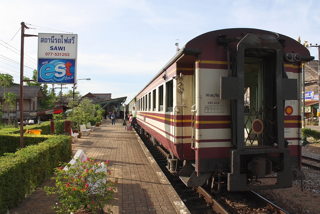 Hausbahnsteig des Bf. Sawi, Blickrichtung Nong Pla Duk Junction, mit dem บชส. 484 (บชส. =BTC./Bogie Third Class Carriage) als letzten Wagen des ORD 446 (Hat Yai - Chumphon) am 17.Mai 2013. 


