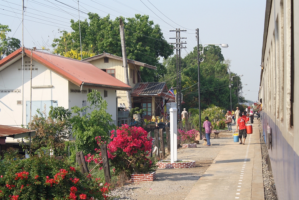 Hausbahnsteig des Bf. Thap Krit, Blickrichtung Chiang Mai, am 13.Mrz 2012. 

