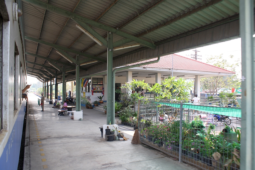 Hausbahnsteig des Bf. Ton Sam Rong am 13.Mrz 2011.