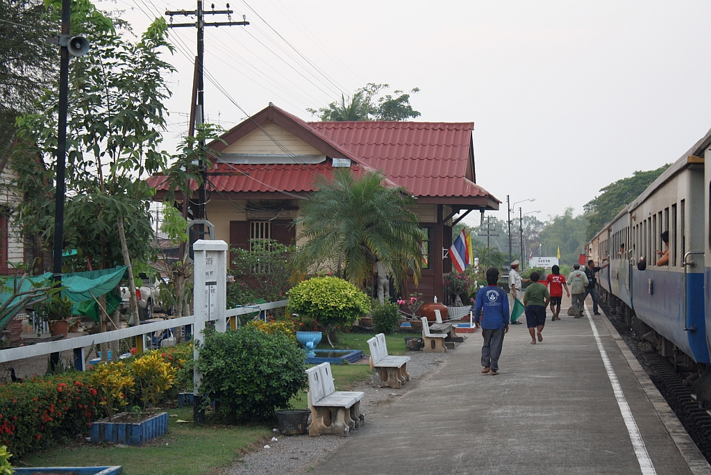 Hausbahnsteig des Bf. Wang Krot, Blickrichtung Chiang Mai, am 13.Mrz 2012. 

