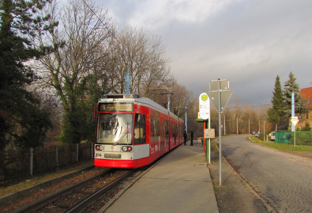 HAVAG 614 als Linie 15 nach Merseburg Zentrum, am 04.12.2012 an der Endhaltestelle in Merseburg Sd.