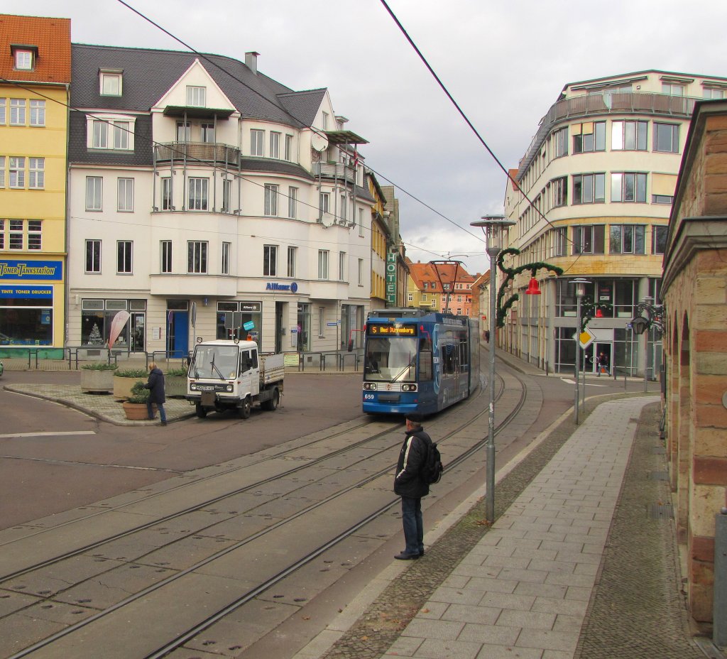 HAVAG 659  Die Techniklinie 5  unterwegs auf der selbigen von Krllwitz nach Bad Drrenberg, am 04.12.2012 im weihnachtlich geschmckten Merseburg.