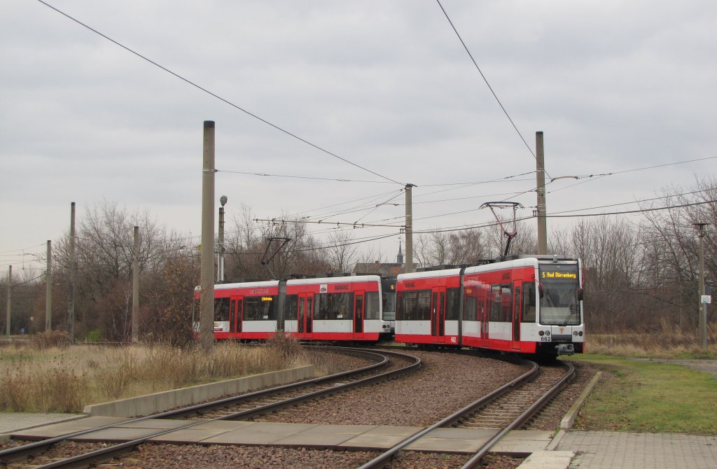 HAVAG 661 + 662 als Linie 5 (Krllwitz - Bad Drrenberg), am 04.12.2012 an der Haltestelle Schkopau/Bunawerke.