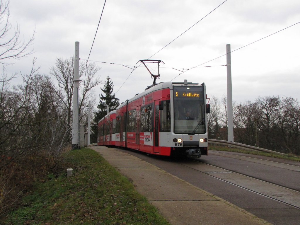 HAVAG 676 + 675 als Linie 5 nach Krllwitz, am 04.12.2012 am Hohendorfer Weg in Merseburg beim berqueren der Eisenbahnstrecke von Merseburg nach Halle (S).