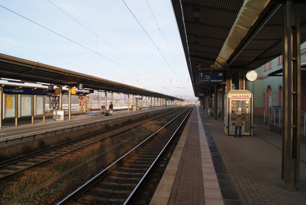 HBF Naumburg(Saale),Blick vom Bahnsteig 1 Richtung Weienfels,27.11.2010