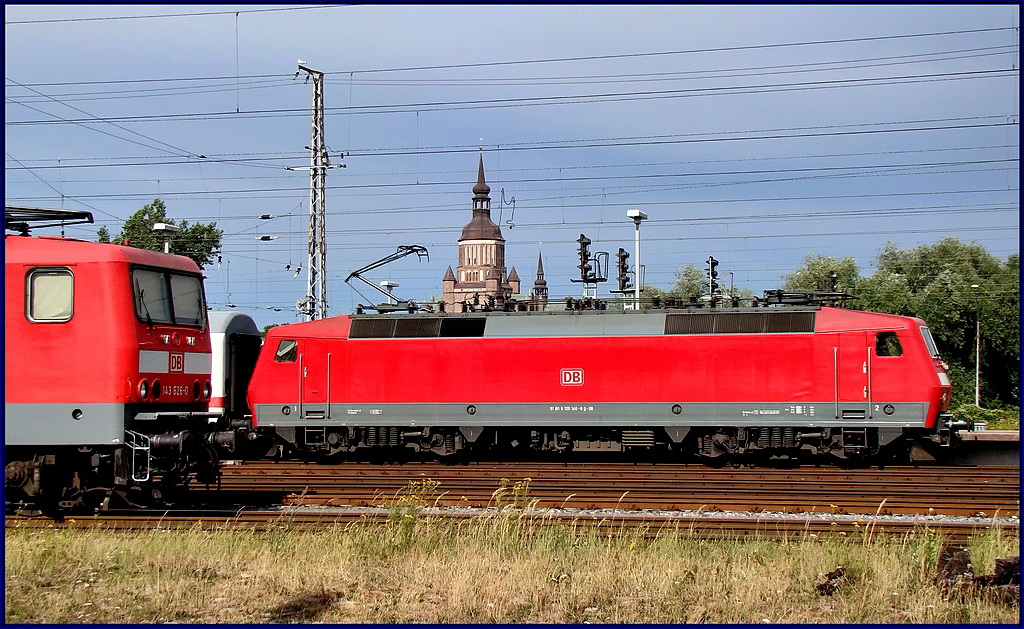 Hbf Stralsund...
Die Bahn und ein Stck Weltkulturerbe (St Marien) in Stralsund.