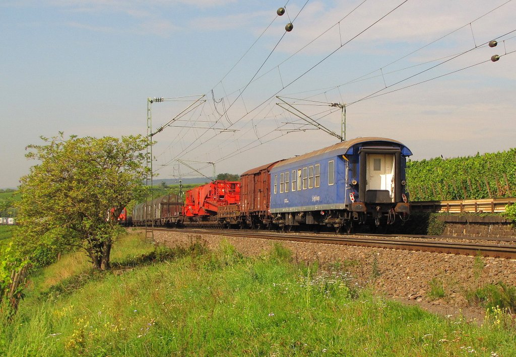 HCS Tiefladewagen und Begleitwagen in einem gemischten G�terzug Richtung Koblenz, bei Erbach (Rheingau); 02.09.2011