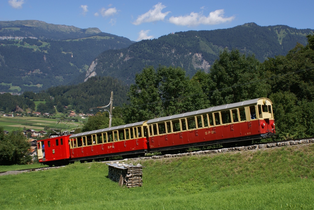 He 2/2 13 befindet sich am 9.8.10 oberhalb von Wilderswil.