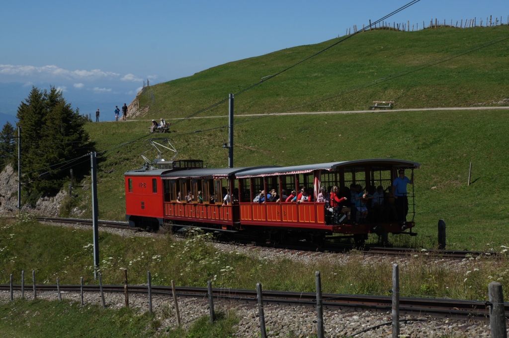 He 2/2 18 nhert sich am 17.8.12 mit den beiden Vorstellwagen B 14 und B 15 Rigi Kulm.