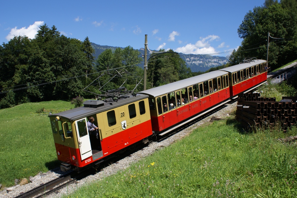 He 2/2 20 nhert sich am 9.8.10 talwrts fahrend Wilderswil.