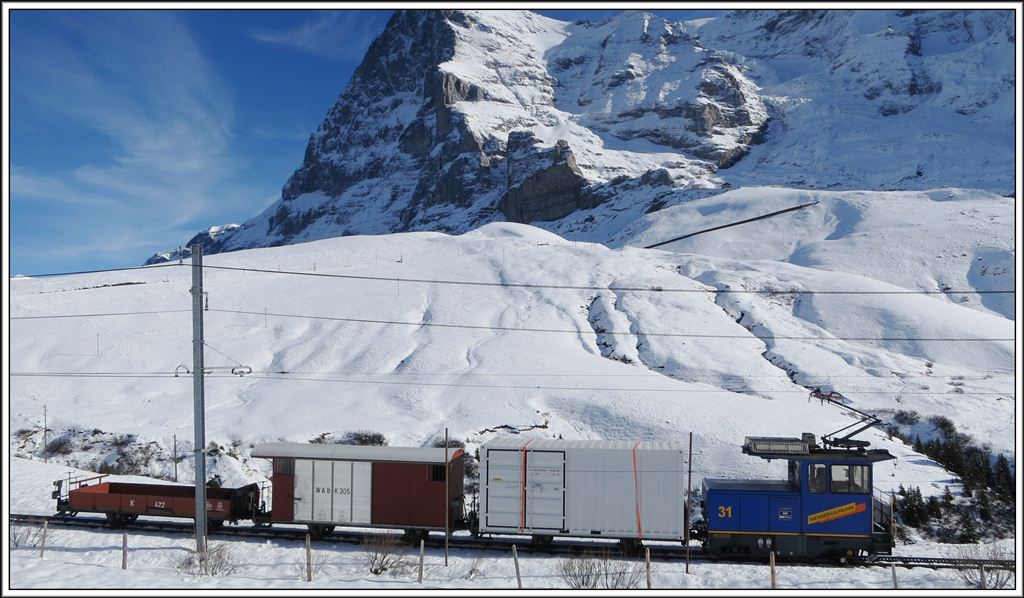 He 2/2 31 der WAB schiebt unter anderem einen Container fr die Jungfraubahn Richtung Kleine Scheidegg. (13.11.2012)