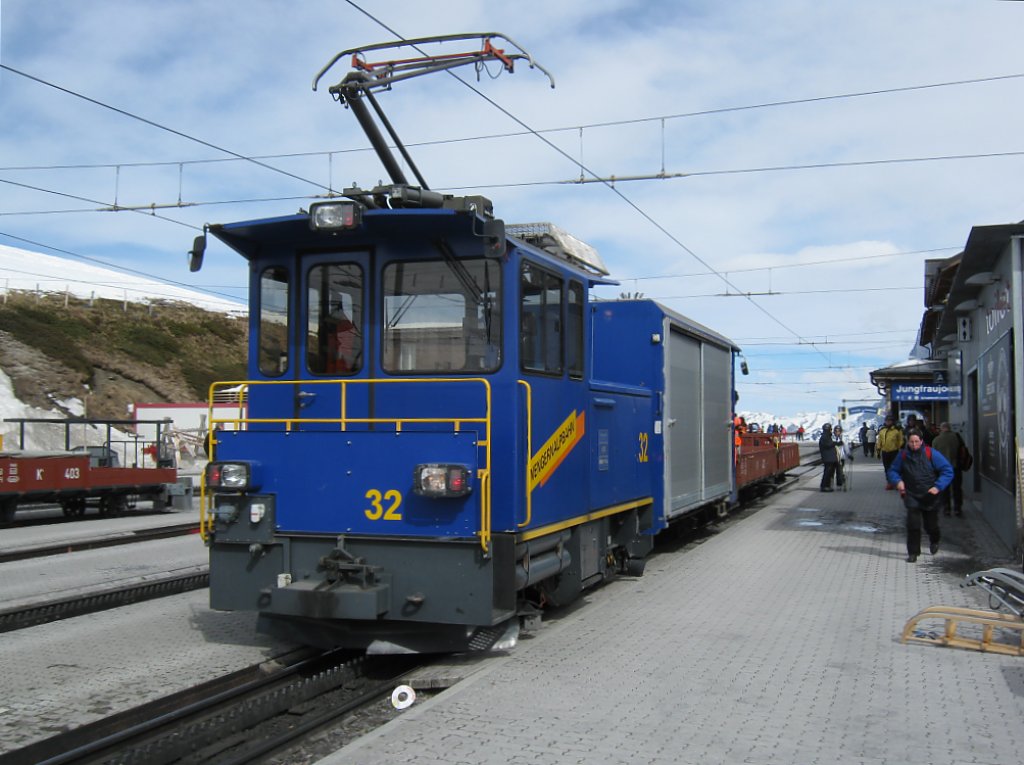 He 2/2 32 mit Materialtransport bei Ankunft in Kleine Scheidegg, 15.03.2011.