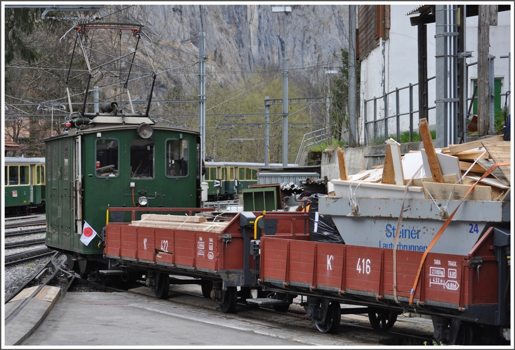 He 2/2 54 manvriert in Lauterbrunnen die unzhligen Gterwagen fr den Transport ins autolose Wengen. (25.04.2012)
