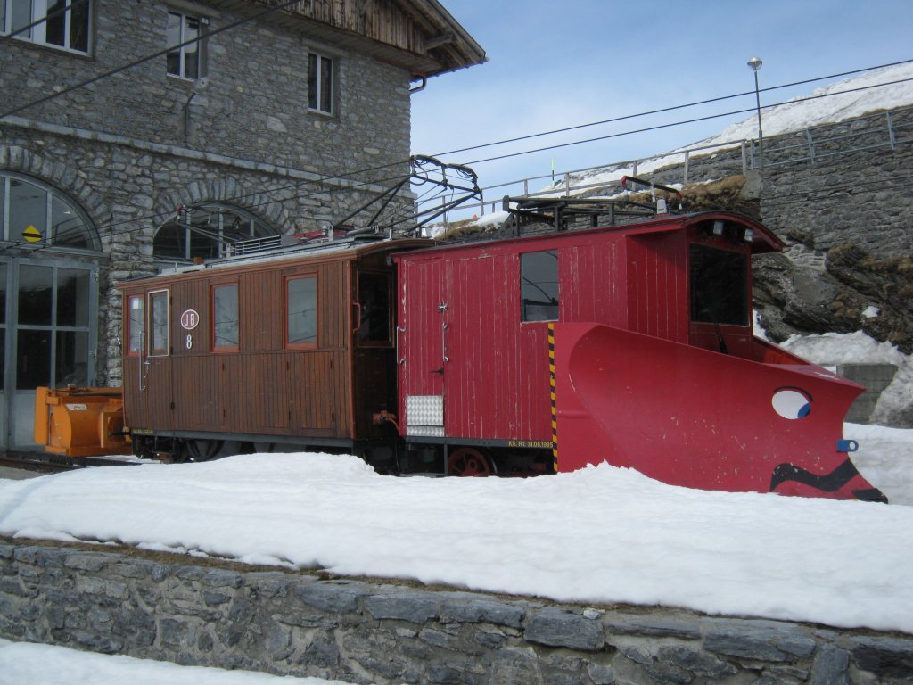 He 2/2 8 mit einem Schneepflug und einer Schneeschleuder abgestellt in Eigergletscher, 15.03.2011.
