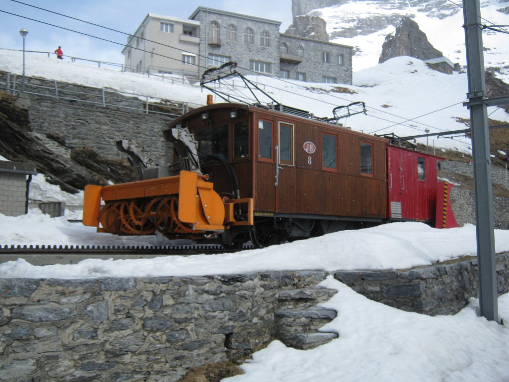 He 2/2 8 mit einem Schneepflug und einer Schneeschleuder abgestellt in Eigergletscher, 15.03.2011.