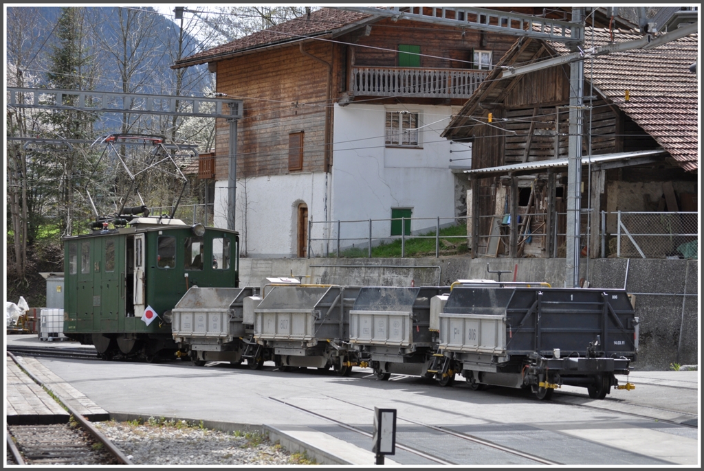 He 4/4 54 Baujahr 1909 verschiebt fleissig Gterwagen in Lauterbrunnen. (25.04.2012)
